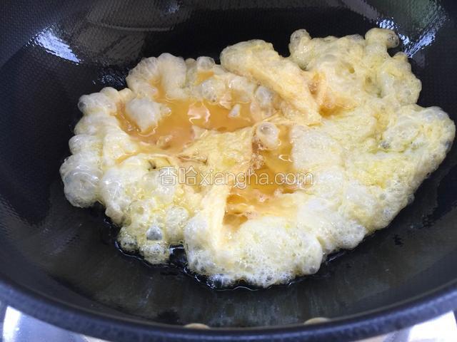 锅里烧油，油热后倒入鸡蛋。