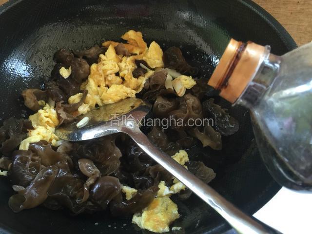 倒入适量的味极鲜酱油继续翻炒，加入少许的盐。