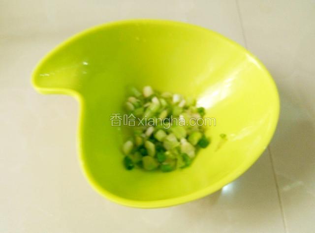 小葱切葱花备用，