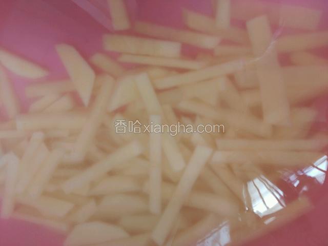 土豆去皮，切成条状
放入水里浸泡15分钟