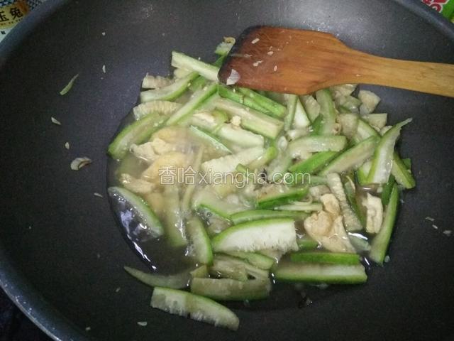 把炒好的鸡蛋倒入丝瓜中倒上一点热水，加盐，鸡精。