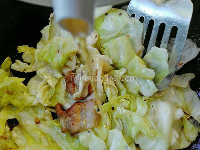 加一勺料酒炒香。