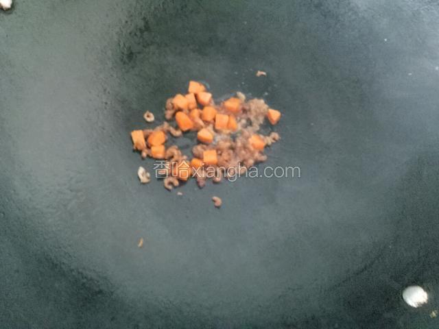 锅内放油烧沸，胡萝卜和虾米爆炒1分钟（虾米咸味，无需加盐）