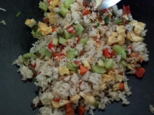 倒进炒饭，混合一起，最后加上奇异果粒翻炒几下，关火。