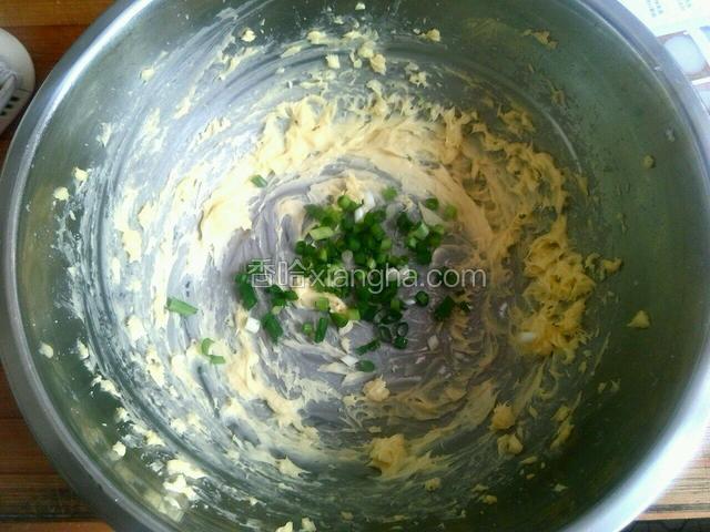 制作馅料：黄油，盐，蛋液和香葱碎一起放在一个盆子，手动搅拌均匀。