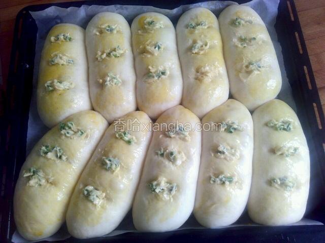 发好的面团用剪子轻轻剪三下 把馅料放在剪口里。烤箱预热160℃，中层烤30分钟。烤面包上色后，盖上锡纸，以免表面糊了.