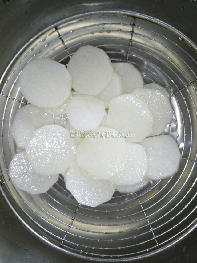 切成片放在热水里煮熟，过凉捞出