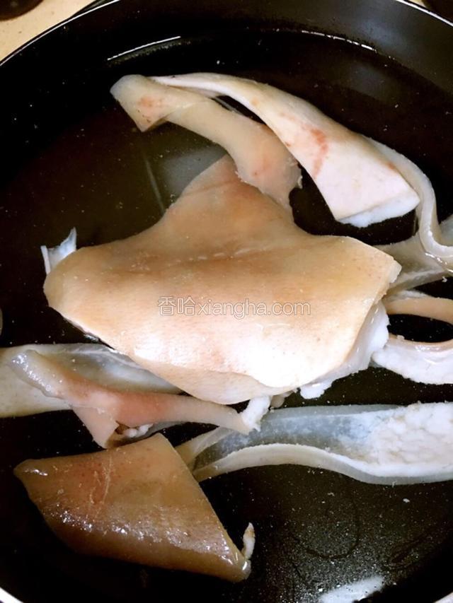 新鲜的肉皮入锅焯水