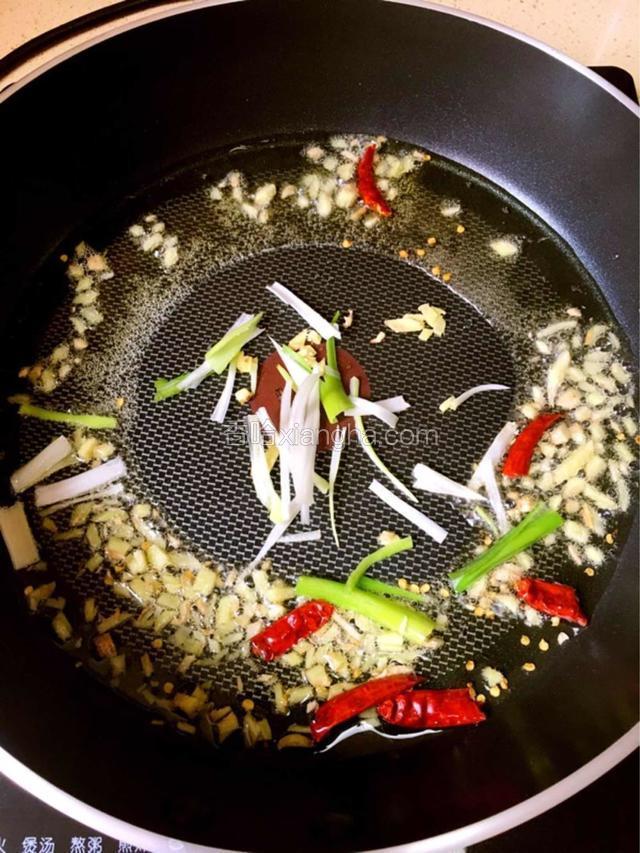起油锅炸香葱姜干辣椒