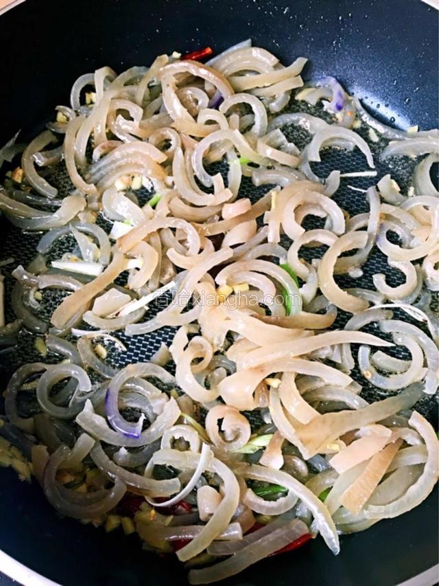 炒出葱香味倒入准备好的肉皮丝