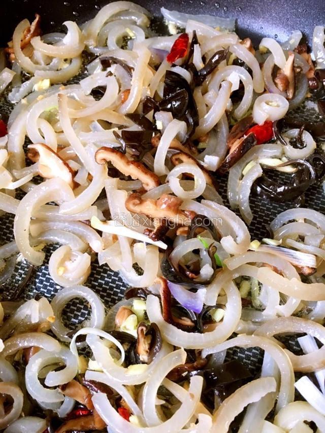 倒入木耳香菇丝继续翻炒