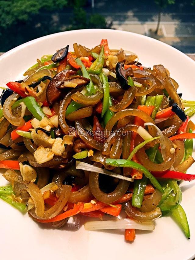 加少许白糖，盐，生抽，胡椒粉调味，倒入备好的青红椒丝蒜末翻炒，出锅装盘