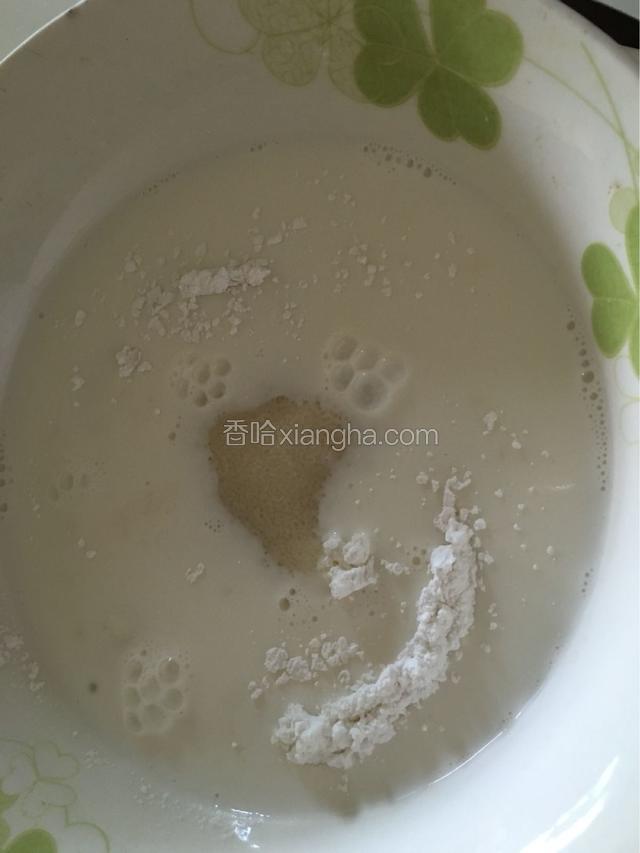 取一个干净无水无油的大碗，把糯米粉和玉米淀粉、糖放进去，倒入牛奶搅拌均匀