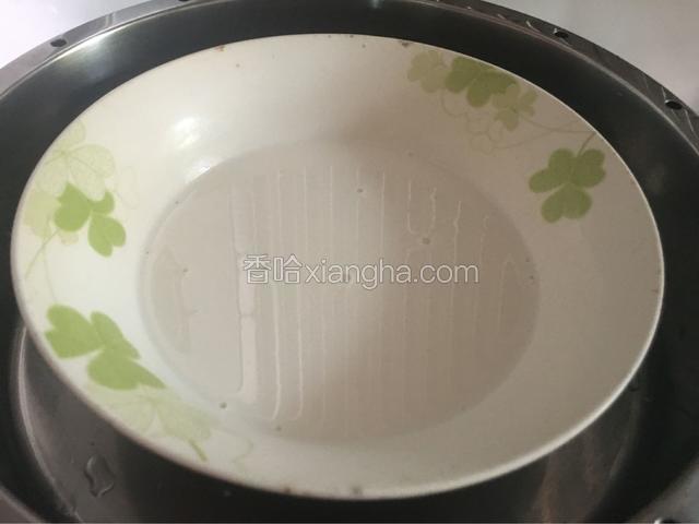 裹上保鲜膜，放进锅里蒸15-20分钟