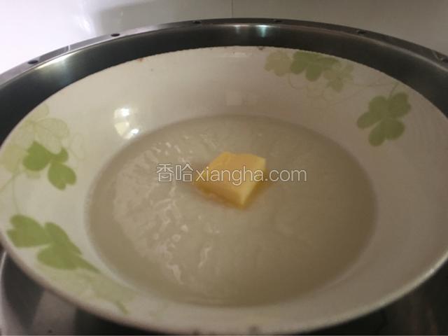 在蒸好的粉浆上放进黄油待其慢慢融化