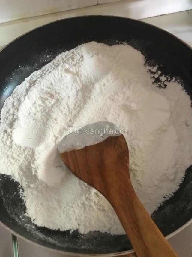 取少量糯米粉小火炒熟