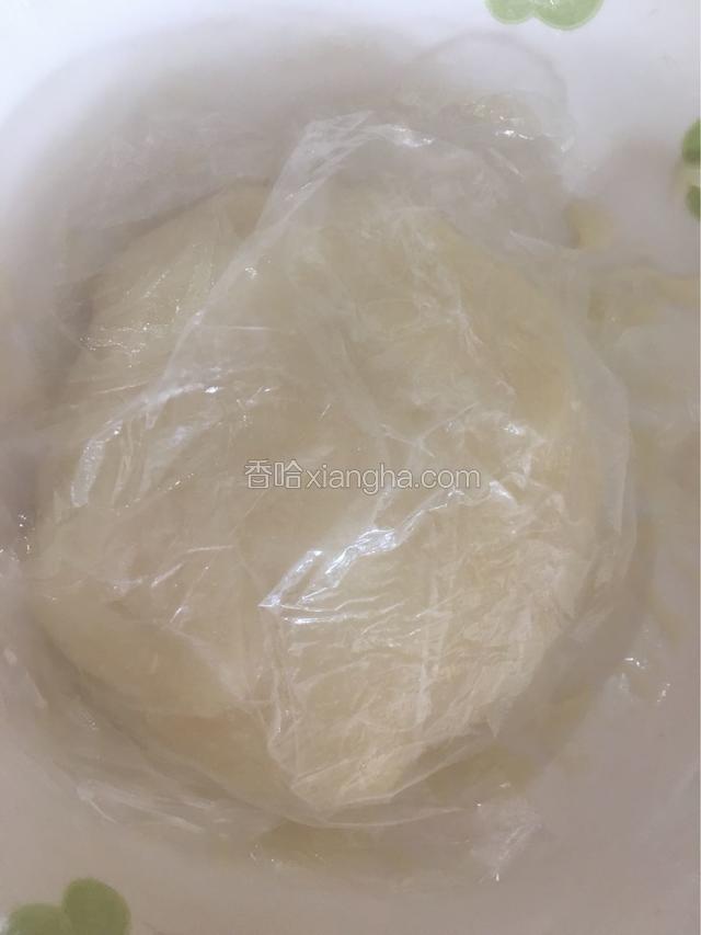 趁粉饼是温的带上一次性手套开始搓粉团，把黄油跟粉团充分搓融合，然后放进冰箱待完全冷却后使用
