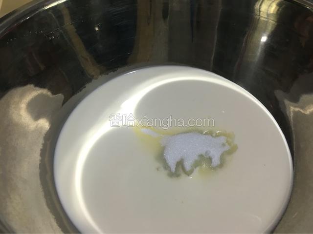 淡奶油放进无水无油的容器内加入糖粉