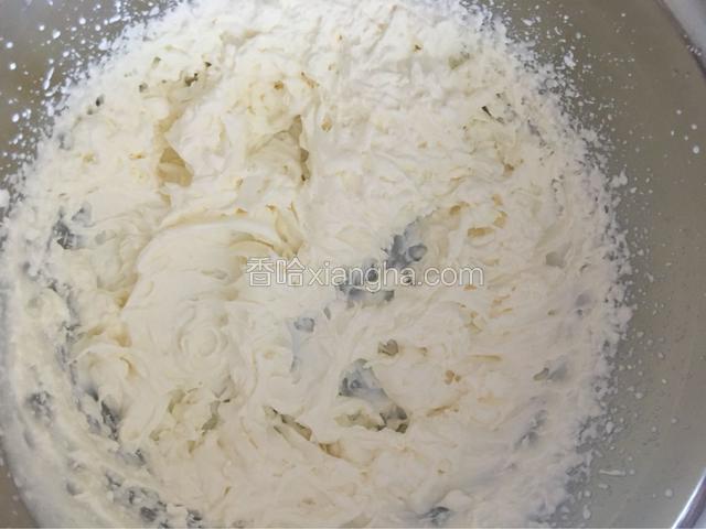 打发好的淡奶油放在冰箱待用