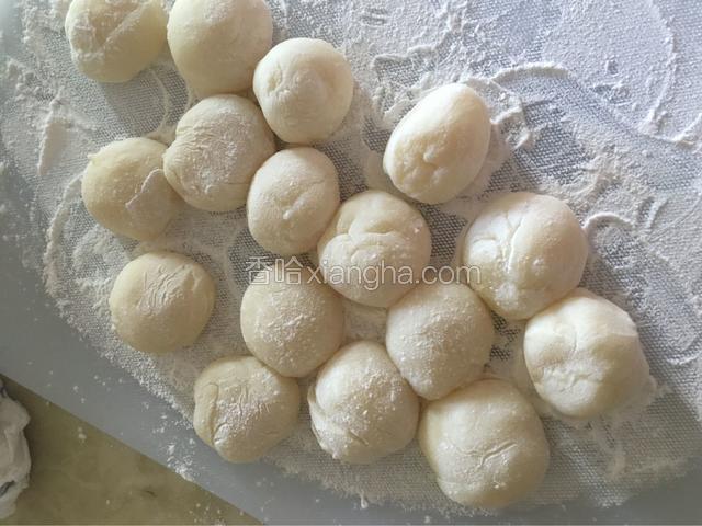 取出冷却的粉团，手上沾些熟粉，把粉团分成15个剂子