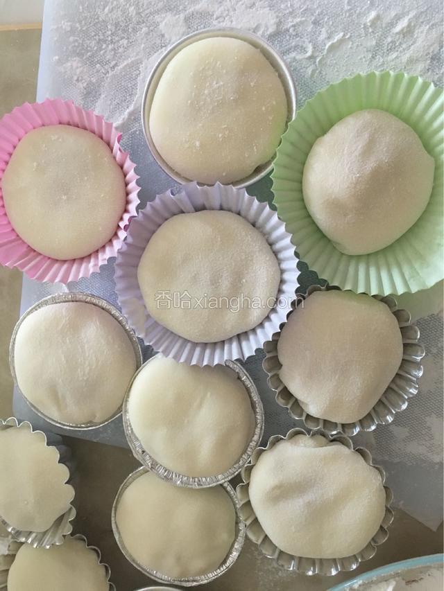 倒扣在纸杯中，完成后，放进冰箱冷藏2小时左右即可食用
