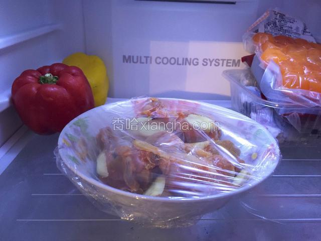 把腌制好的鸡翅根封上保鲜膜，放在冰箱里冷藏8个小时至入味；