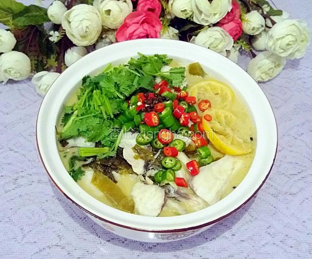 最后撒上香菜段。
新鲜美味，营养健康，酸辣可口的柠檬酸菜鱼就做好了。
