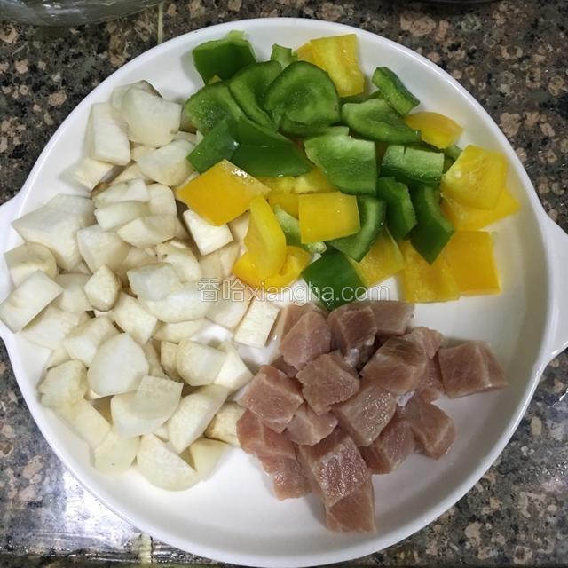 彩椒，鸡腿菇，瘦肉均切丁