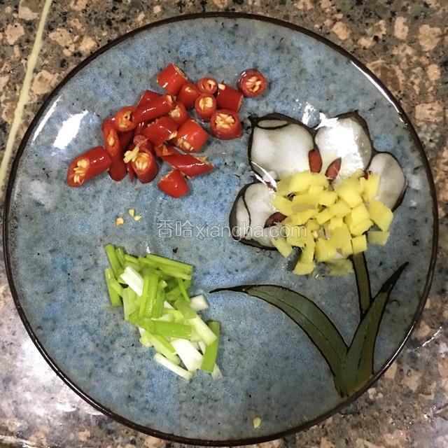 辣椒香葱切段，姜切末