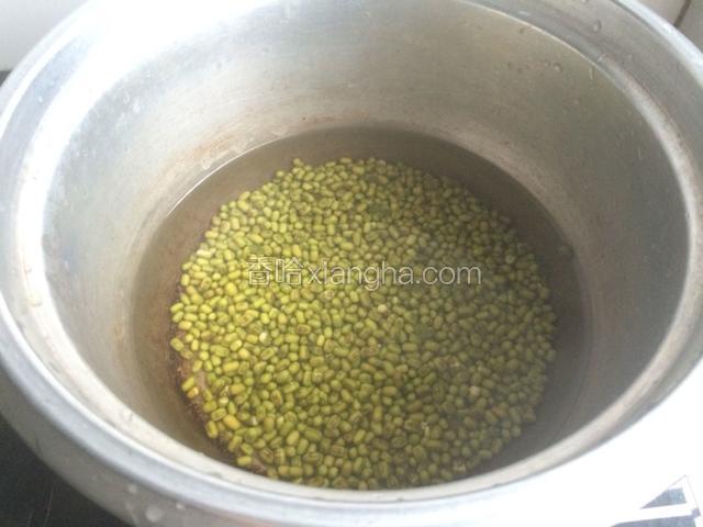 绿豆冷水入锅