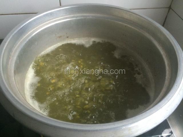 绿豆汤已烧至沸腾，开成小火