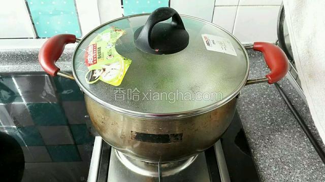 大火开锅后改小火盖上锅盖煮10-15分钟，然后不用立刻捞岀焖30分钟后入味捞出即可。