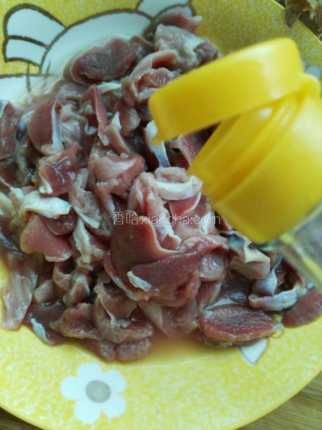 将鸡肾切小片，用料酒、盐腌制20分钟