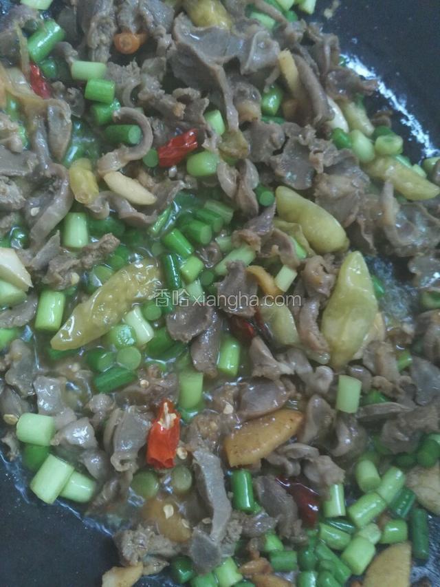 放入蒜苔，加少量清水