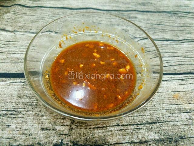 姜和大蒜切末，用小碗装好，然后往小碗里倒入生抽,芝麻酱,白醋,放入白糖,搅拌均匀。