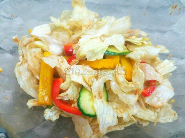 将蔬菜和料汁拌均匀。