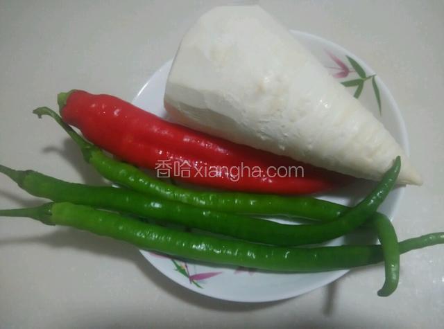 鲜笋剥皮，辣椒洗干净。