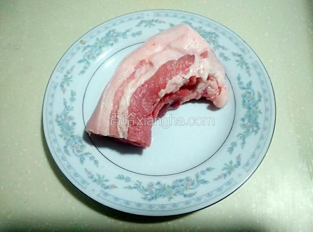 五花肉一小块洗净。