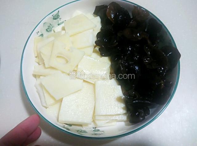 木耳提前泡发洗净，鲜笋半边切片, 烧开水，把笋片倒锅里煮几分钟, 捞出备用。