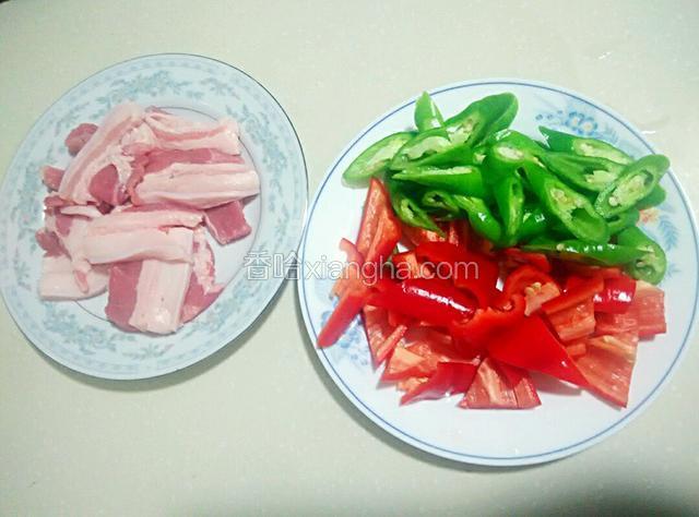五花肉切片，辣椒切好备用。