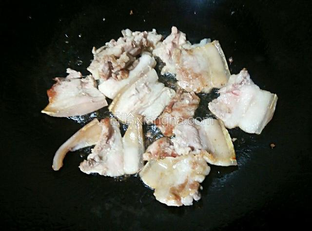 五花肉中火煎黄翻面再煎，煸炒出多余油份。