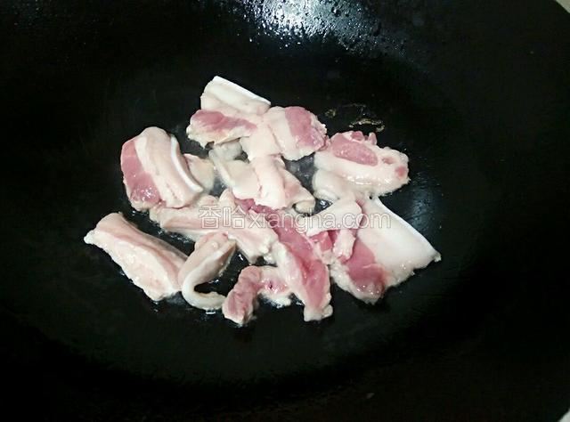 铁锅放少许油，五花肉倒入油锅煸炒。