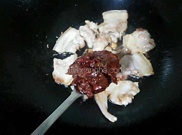 加入一小勺陴县豆瓣酱。