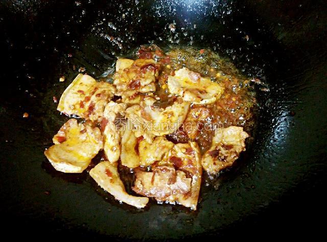 小火翻炒片刻，把肉先捞出来。