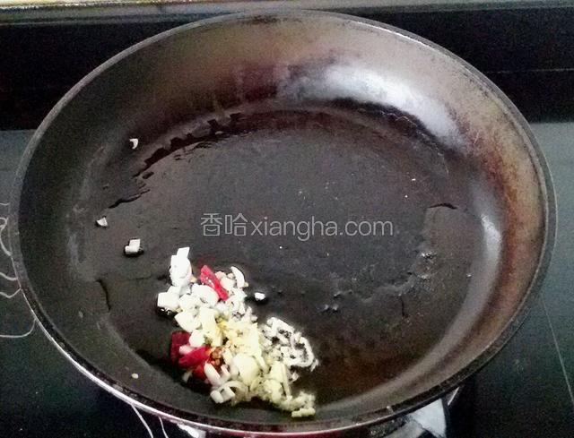 起炒锅放葱姜干辣椒爆香。