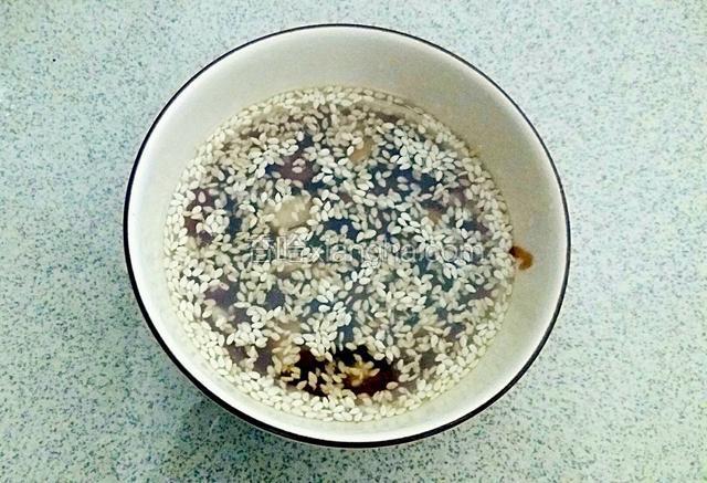 取一只小碗，将蒜沫和芝麻放入其中。
锅里烧油，将热油淋到蒜沫和芝麻上。
然后加入小半勺食盐，适量生抽，蚝油，加几滴香油和两小勺开水调匀。
酱汁就做好了。