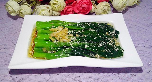 菜心摆入盘中，最后将酱汁淋在菜心上面。
一盘清脆可口的菜心就做好了。