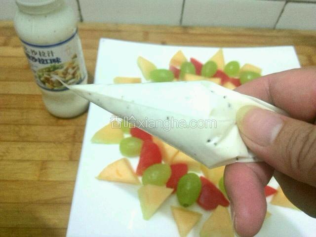 切好的材料全部摆盘，沙拉酱挤入裱花袋。
