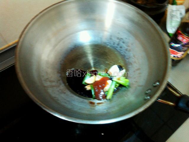 热锅凉油，葱姜蒜爆香，下酱油，酱油，料酒，醋，烧烤酱
