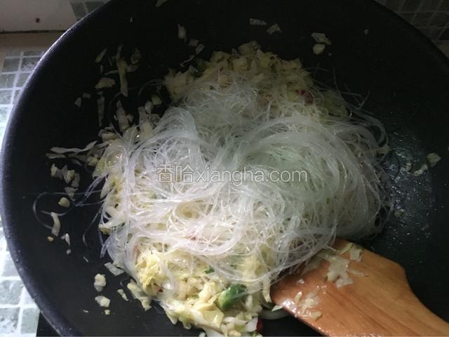 炒至断生后把粉丝放进去快速翻炒